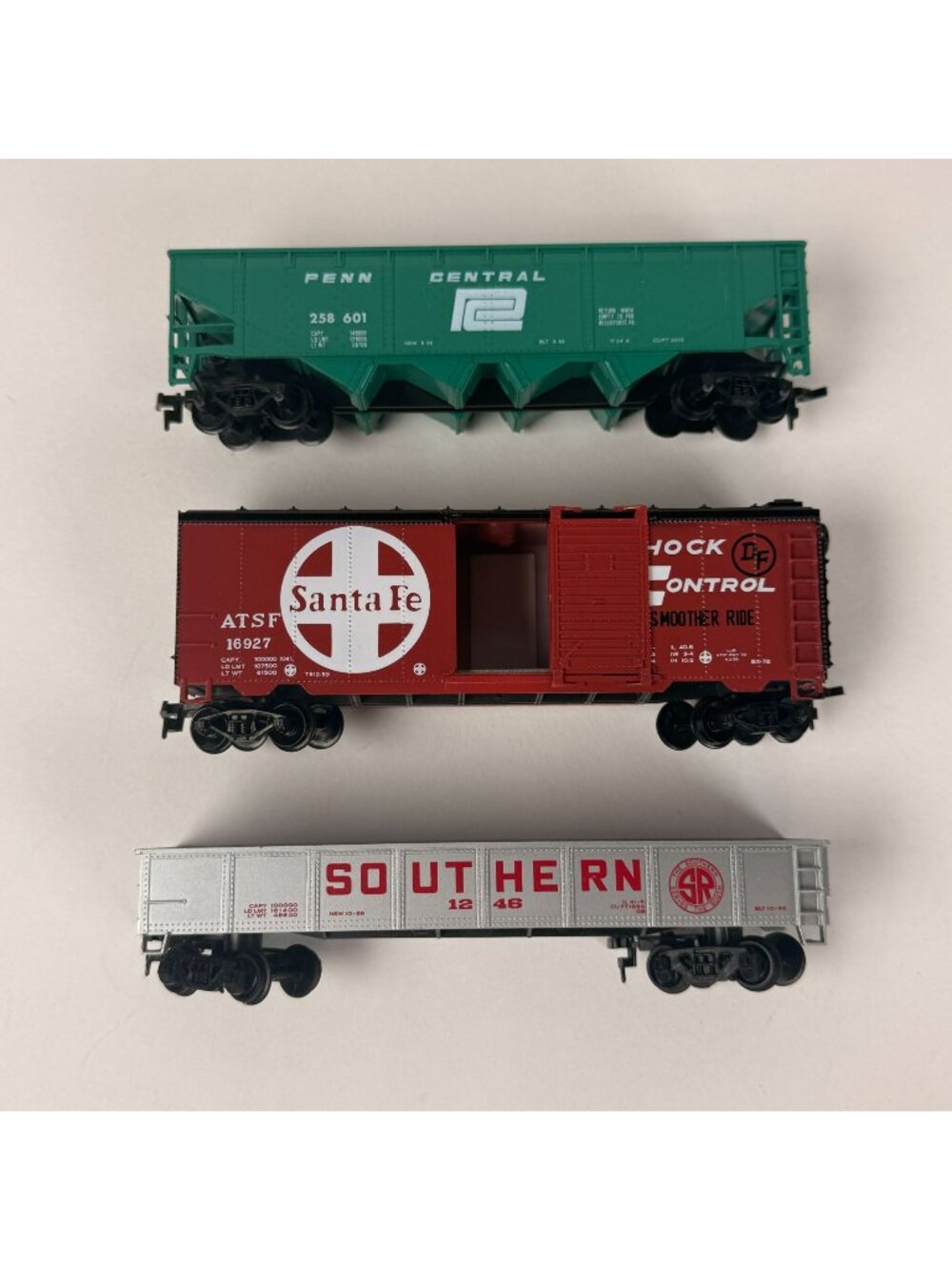 HO Penn Central Green Hopper 258601 Santa Fe Red Boxcar 16927 Southern Gondola